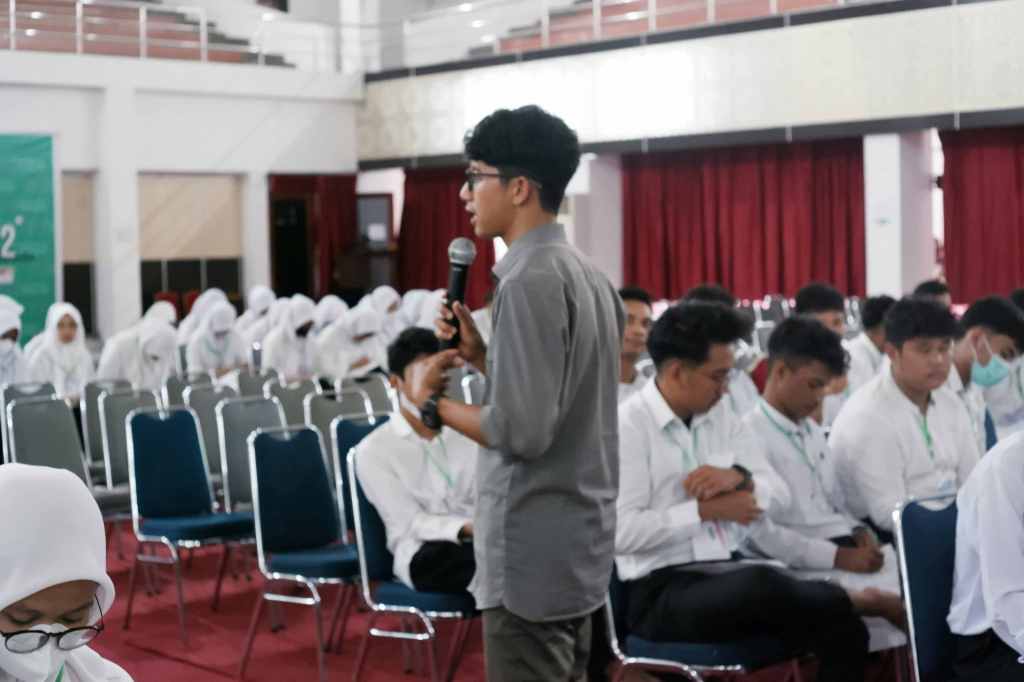 Speaker in front of a group of people
